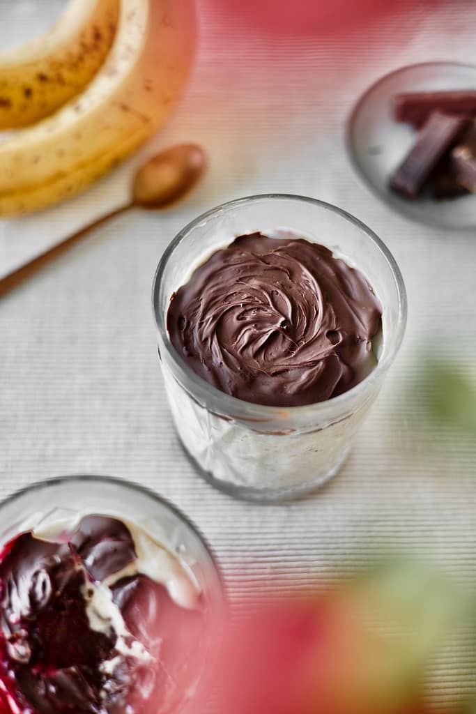 Healthy-Vegan-Magnum-magic-shell-recipe-banana-chocolate-nice-cream-gelado-saudável-vegan-chocolate-banana-magnum-copo - 1 (1)