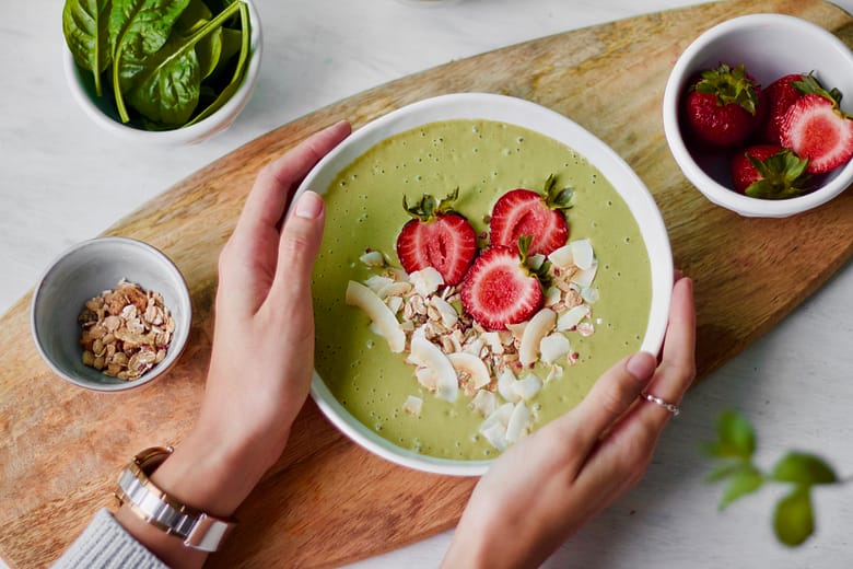 healthy-breakfast-smoothie-bowl-green-vegan-strawberrie-banana-saudável-pequeno almoço-verde-morango-batido-2