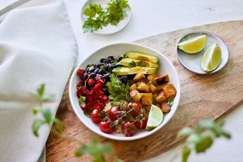 healthy-vegan-mexican-breakfast-bowl-avocado-tomatoes-beans-cilantro-saudável-pequeno almoço-mexicano-abacate-tomate-feijão-coentros-4
