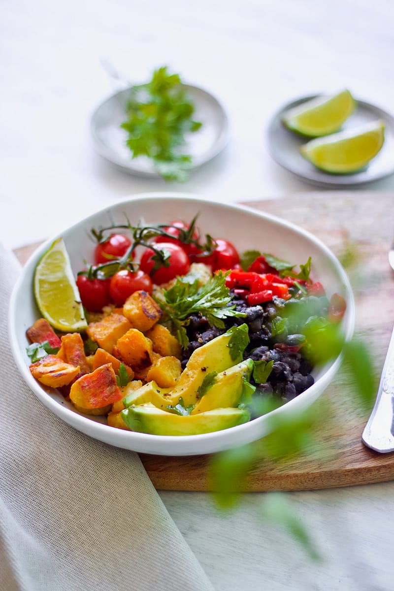 healthy-vegan-mexican-breakfast-bowl-avocado-tomatoes-beans-cilantro-saudável-pequeno almoço-mexicano-abacate-tomate-feijão-coentros-3