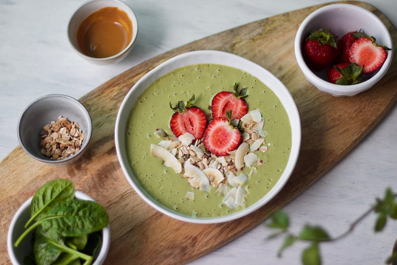healthy-breakfast-smoothie-bowl-green-vegan-strawberrie-banana-saudável-pequeno almoço-verde-morango-batido-1